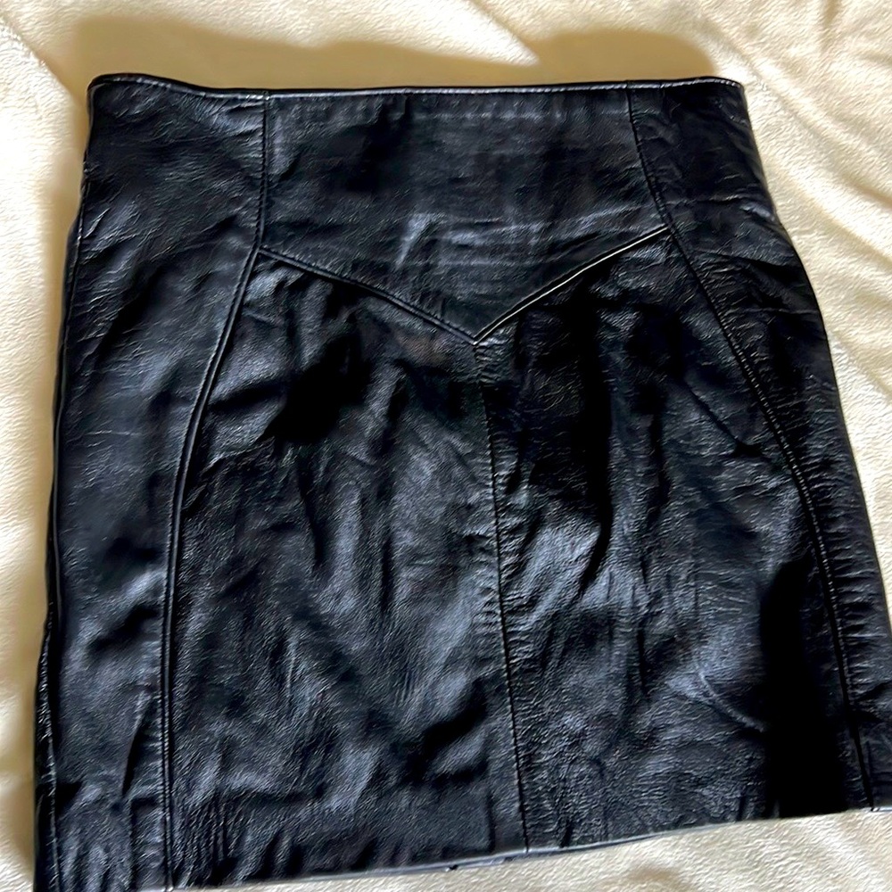 Ladies vintage Christian Lauren leather miniskirt. Size 0-2. Very cute on.